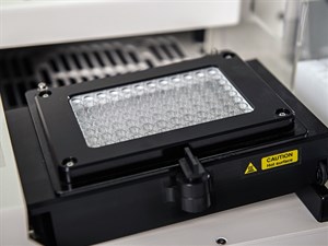 Microplate holder with integrated heating / cooling and tilting features