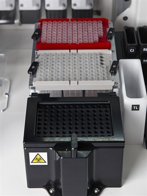 PCR plate holder with heating / cooling features